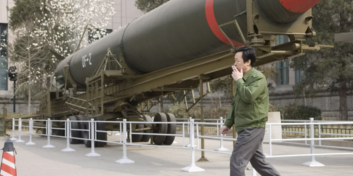 China realiza lanzamiento histórico de misil balístico, inquietando a sus vecinos