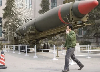 China realiza lanzamiento histórico de misil balístico, inquietando a sus vecinos