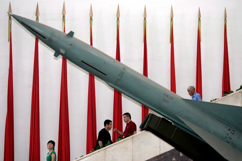 China efectúa su primer lanzamiento público de un misil balístico en 44 años.