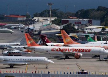 Venezuela reduce su conexión aérea internacional en un 54 % tras suspender vuelos