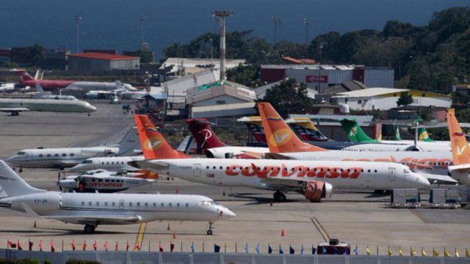 Venezuela reduce su conexión aérea internacional en un 54 % tras suspender vuelos