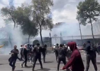 Normalistas de Ayotzinapa protestan frente a la Segob con petardos
