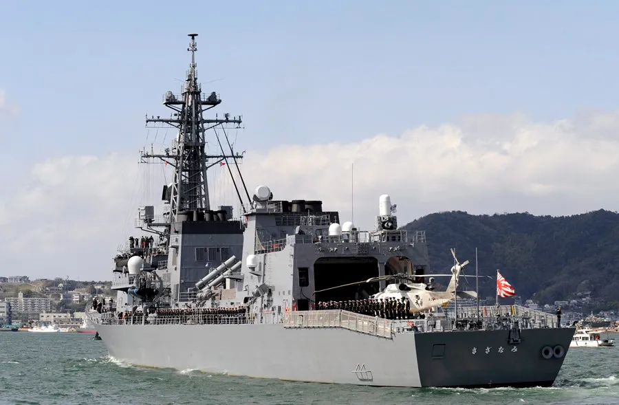 Un buque japonés navega por el estrecho de Taiwán junto a naves australianas y neozelandesas.