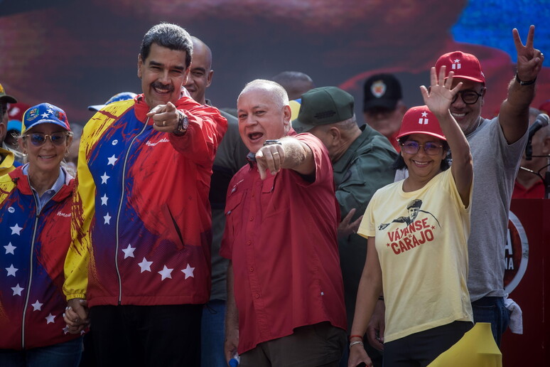 Nicolás Maduro tilda de “terroristas” a dos españoles detenidos en Venezuela, vinculándolos al Centro Nacional de Inteligencia (CNI) de España.