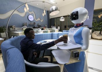 Robot Café: El primer restaurante de África del Este con camareras robot