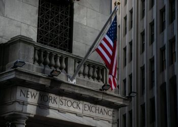 Wall Street cierra con pérdidas tras advertencias de la Fed