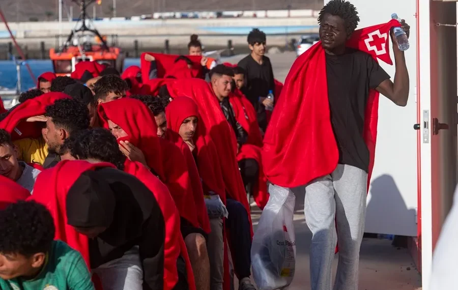 La Crisis Migratoria se Traslada a Canarias Mientras Italia Registra una Reducción en Lampedusa