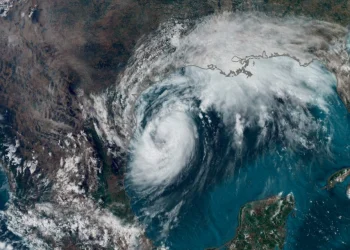 Huracán Francine se aproxima a Luisiana con vientos intensos