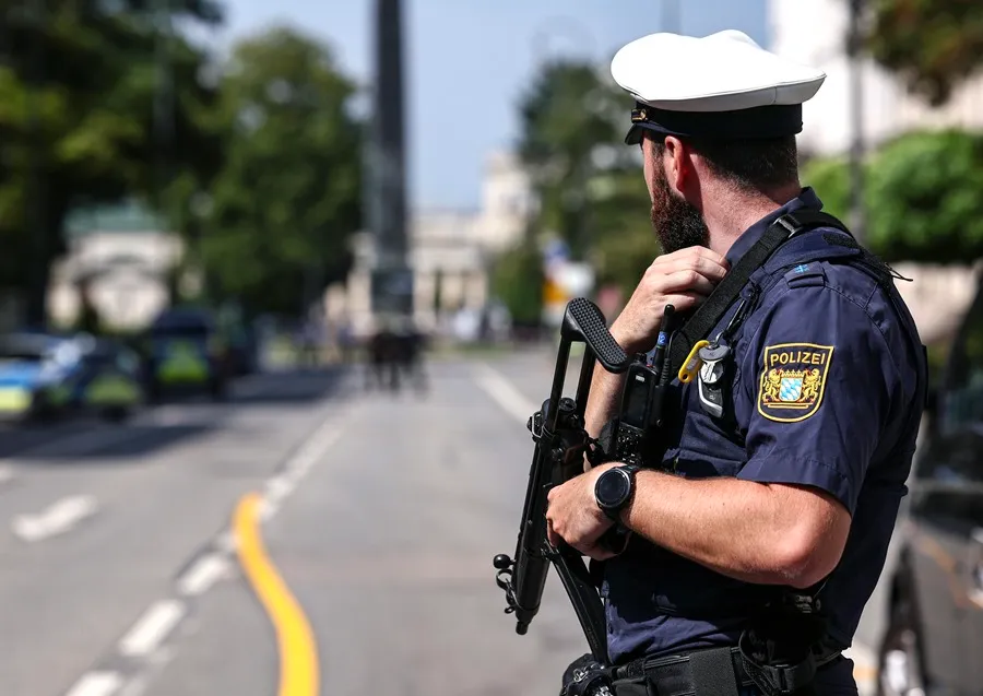 La persona herida en el enfrentamiento con la policía junto al consulado israelí ha fallecido.