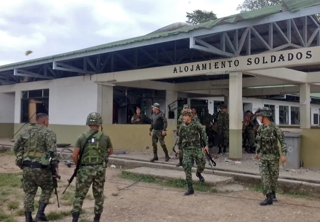El presidente Gustavo Petro condena el ataque del ELN, que dejó dos soldados muertos y 27 heridos, señalando que cierra un proceso de paz.