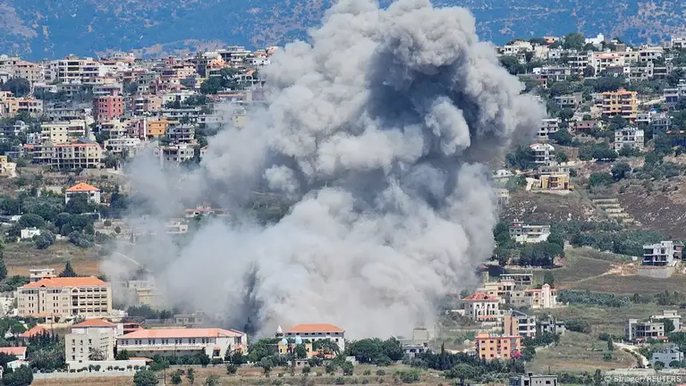 El Ejército israelí lleva a cabo bombardeos en el sur del Líbano contra posiciones de Hizbulá.