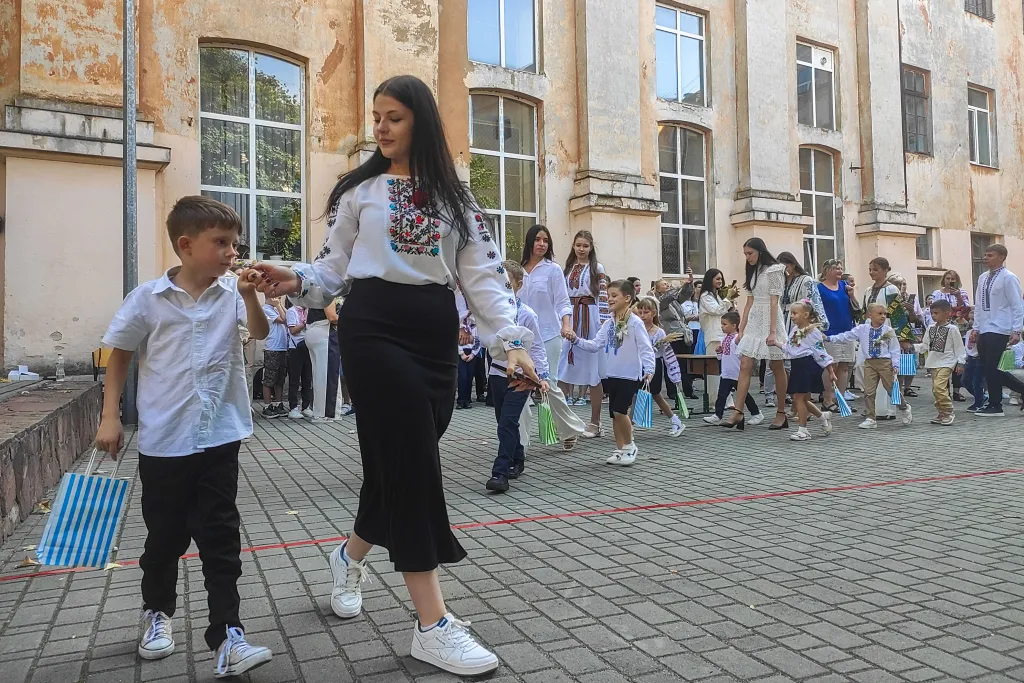 Los niños ucranianos volvieron a la escuela este lunes mientras enfrentan ataques rusos y cortes de electricidad.