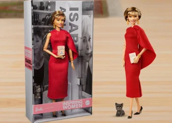 Isabel Allende inspira una muñeca Barbie que incluye libro y perrita
