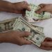 El peso mexicano pierde valor frente al dólar en medio de la incertidumbre