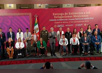 AMLO entrega estímulos económicos a medallistas de París 2024