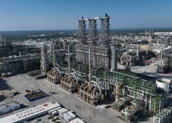 La refinería de Dos Bocas comienza su producción de 1,100 barriles de gasolina al día