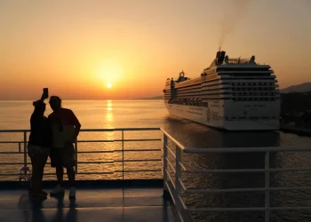 Grecia aplicará tarifa de 20 euros a turistas de crucero en Santorini y Mikonos