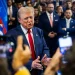 Trump sugiere eliminar impuestos a horas extra para potenciar el empleo