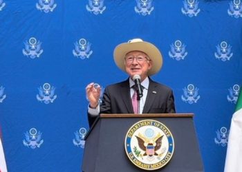 Ken Salazar: “Hoy en día, la democracia enfrenta desafíos en todo el mundo”
