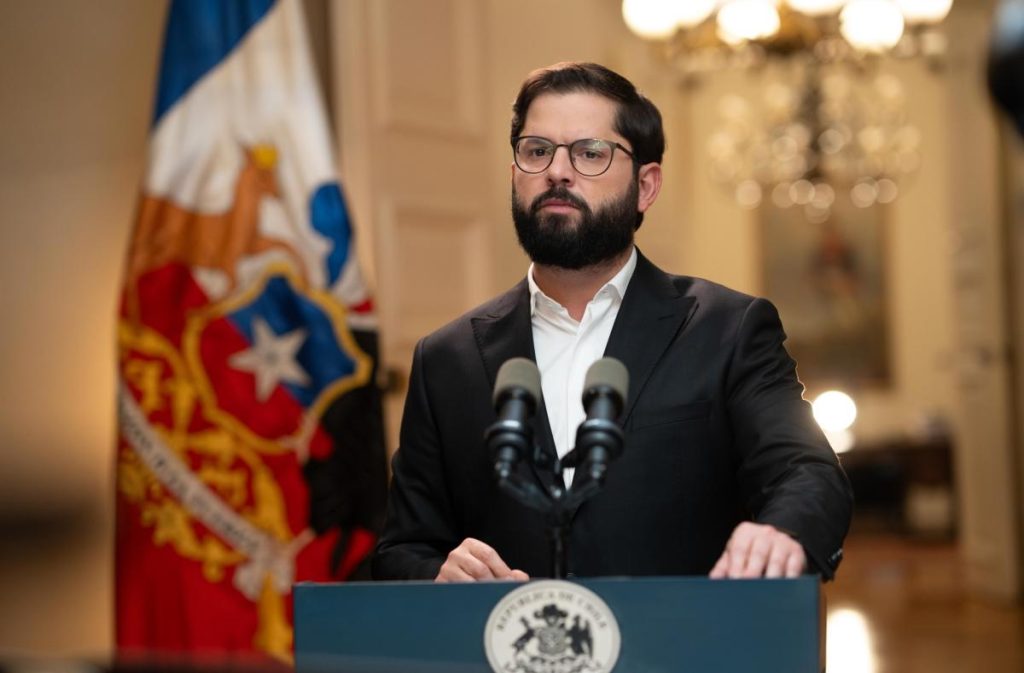 El presidente Gabriel Boric propone una condonación parcial para más de 1,2 millones de estudiantes.