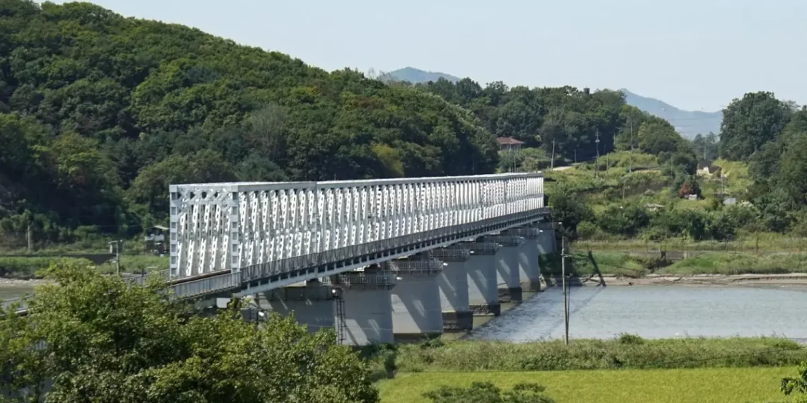 Corea del Norte destruye carreteras y Seúl responde con disparos
