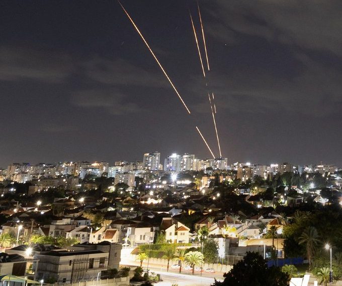 Irán ataca Israel con casi 200 misiles, Netanyahu promete represalias