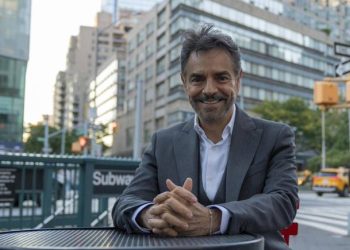 Eugenio Derbez promete risas y una historia de éxito latino en Y llegaron de noche