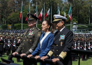Sheinbaum promete respeto a la Constitución ante las Fuerzas Armadas