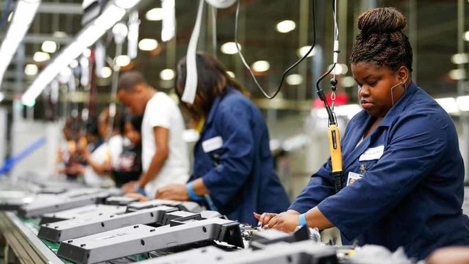 Caída del 2.3% en el empleo manufacturero en México, según INEGI