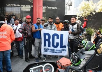 Repartidores de aplicaciones realizan caravana en busca de mejores condiciones laborales