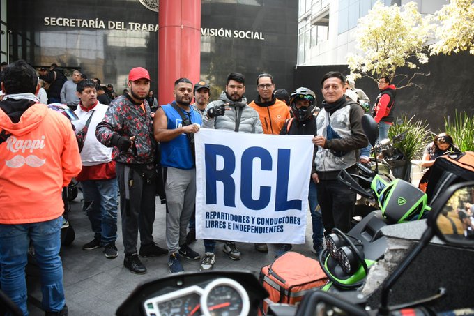 Repartidores de aplicaciones realizan caravana en busca de mejores condiciones laborales