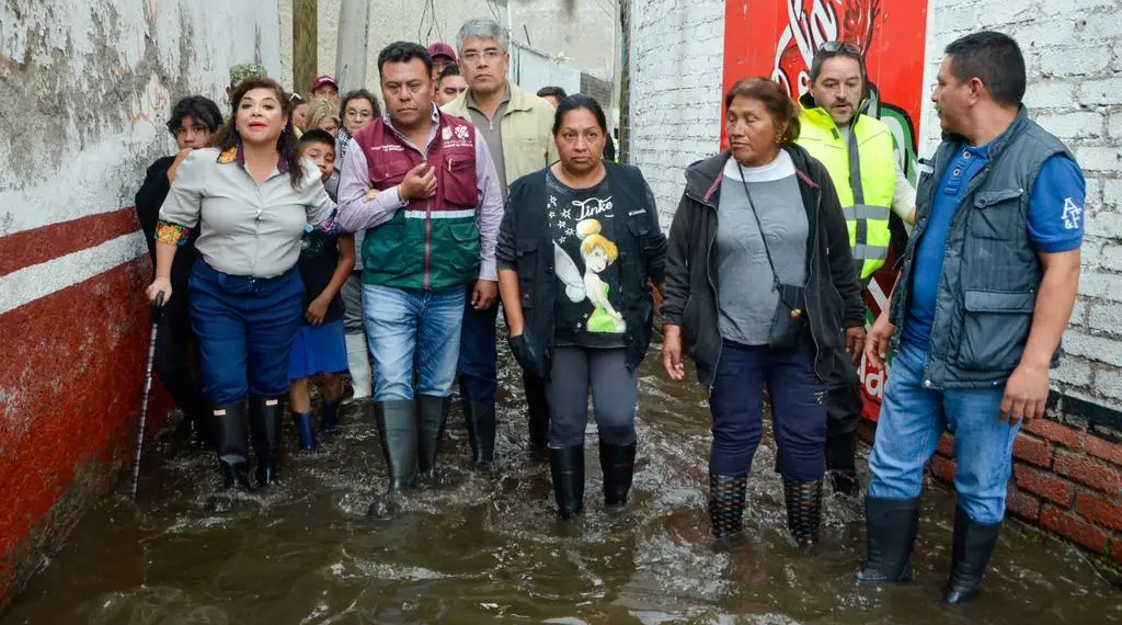 Clara Brugada visita viviendas de Xochimilco afectadas por inundaciones
