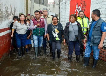 Clara Brugada visita viviendas de Xochimilco afectadas por inundaciones
