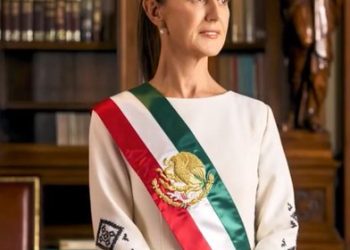 Claudia Sheinbaum muestra su foto oficial como presidenta de México