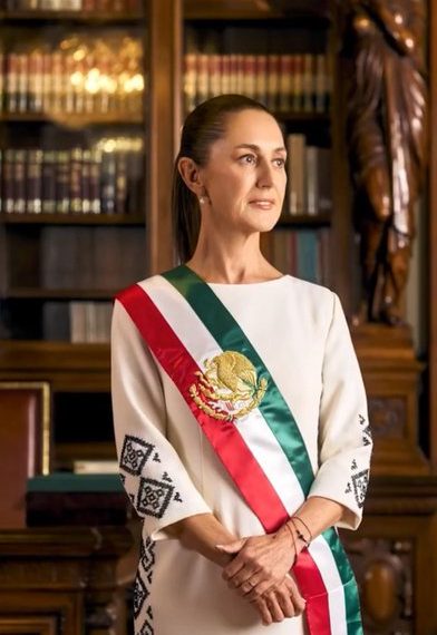 Claudia Sheinbaum muestra su foto oficial como presidenta de México