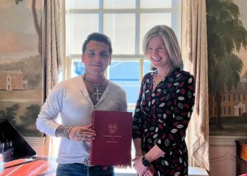 Christian Nodal recibe premio de Harvard; su esposa Ángela Aguilar expresa su orgullo