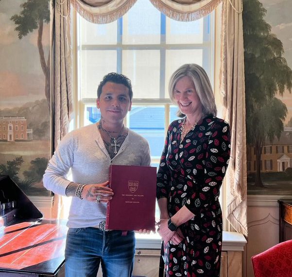 Christian Nodal recibe premio de Harvard; su esposa Ángela Aguilar expresa su orgullo