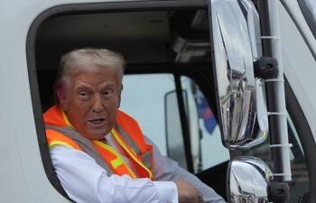 Donald Trump llega a un mitin en camión de basura tras comentarios de Biden