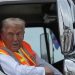 Donald Trump llega a un mitin en camión de basura tras comentarios de Biden