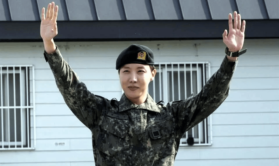 J-Hope finaliza su servicio militar y recibe una cálida bienvenida de ARMY