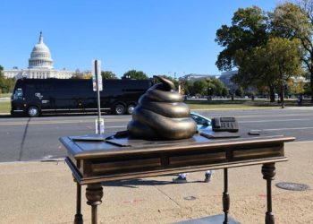 Instalan escultura de excremento en bronce cerca del Capitolio para recordar el asalto de 2021