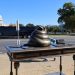 Instalan escultura de excremento en bronce cerca del Capitolio para recordar el asalto de 2021