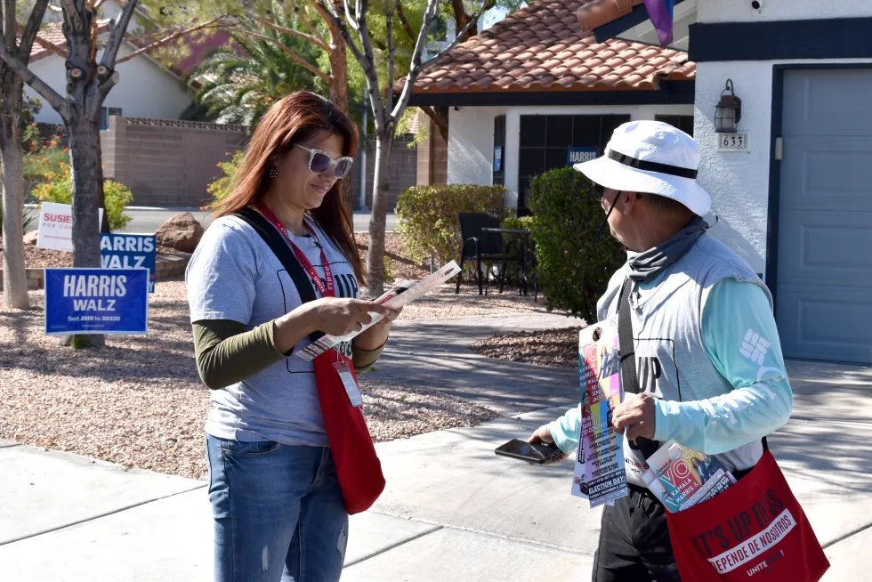 Donald Trump y Kamala Harris prometen eliminar el impuesto a las propinas para captar el apoyo de los trabajadores en Nevada.