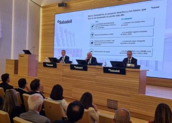 Banco Sabadell se opone a compra de BBVA; el proceso podría prolongarse hasta 2025