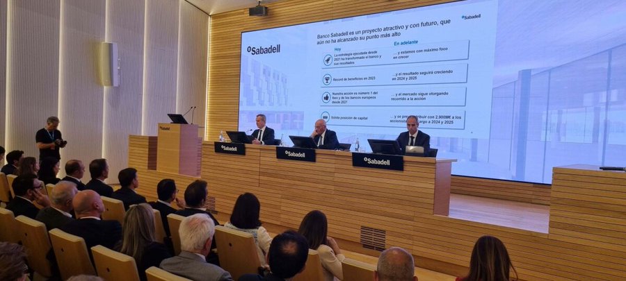 Banco Sabadell se opone a compra de BBVA; el proceso podría prolongarse hasta 2025