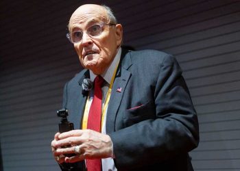 Giuliani obligado a entregar bienes tras juicio por difamación