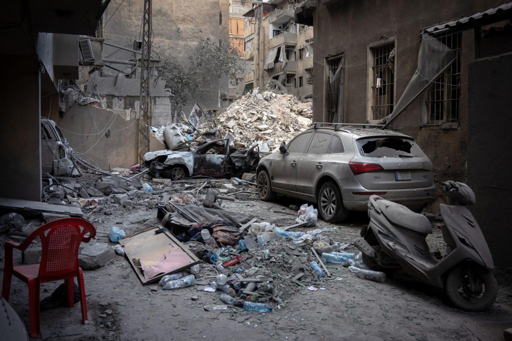 Israel lleva a cabo un nuevo bombardeo en Beirut, enfocándose en un depósito de armas de Hizbulá.