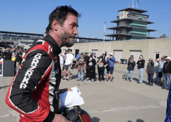 Keanu Reeves inicia su carrera en el automovilismo profesional en el Indianapolis Motor Speedway