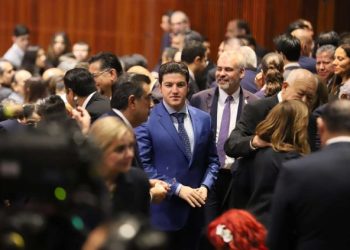 Samuel García asiste a la toma de protesta de Claudia Sheinbaum y le desea éxito