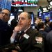 Wall Street baja mientras espera resultados del tercer trimestre; Apple avanza